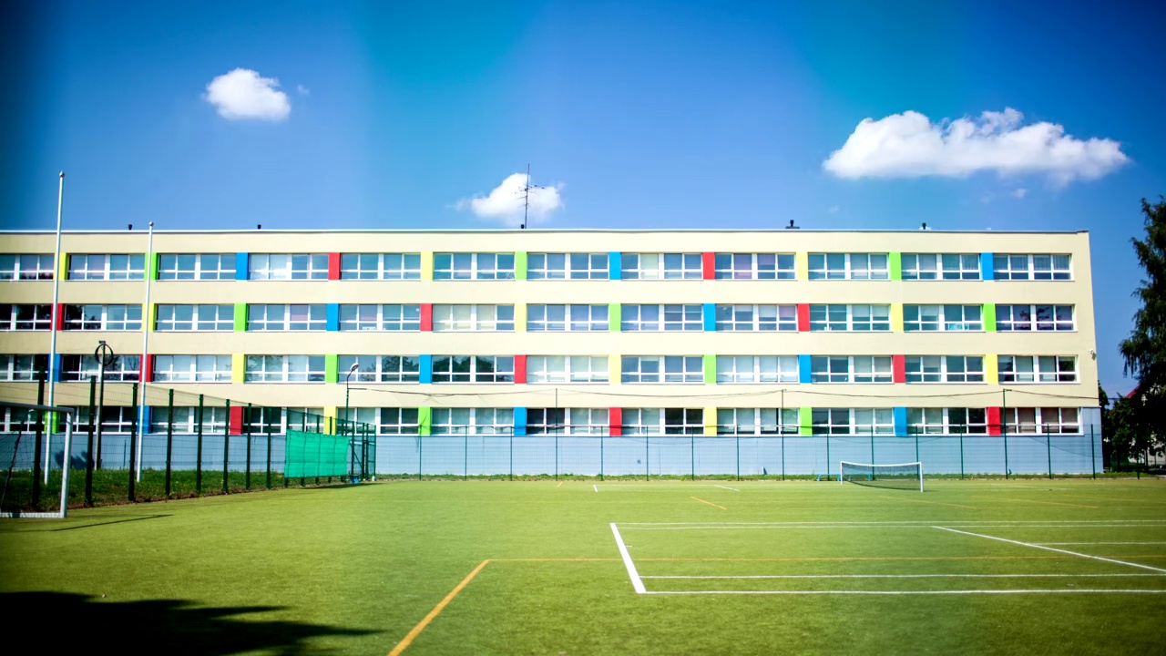 学校和操场上空的云的时间流逝