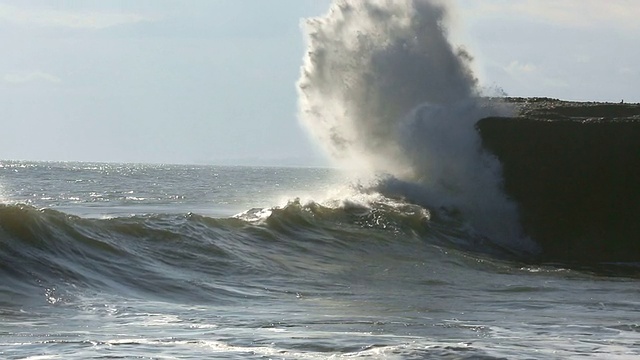 海浪撞击岩石