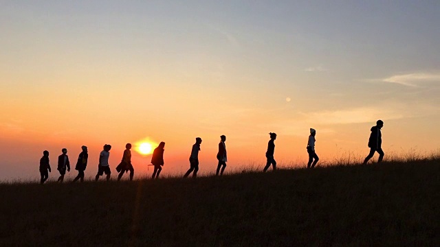 徒步旅行者人们徒步旅行-健康积极的生活方式。徒步旅行者徒步在美丽的山区自然景观。