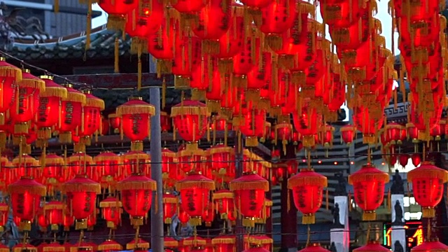 千盏红灯笼高清视频。点灯庆祝春节。中国台湾寺庙美丽的夜景