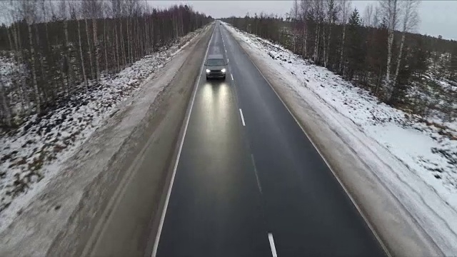 航拍冬季道路上的小型货车