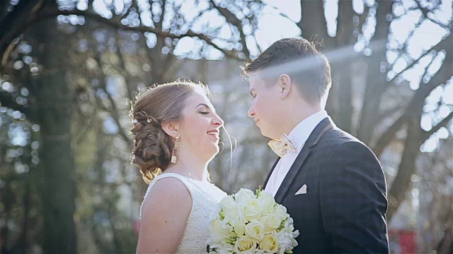 这对年轻夫妇在公园举行了美丽的婚礼