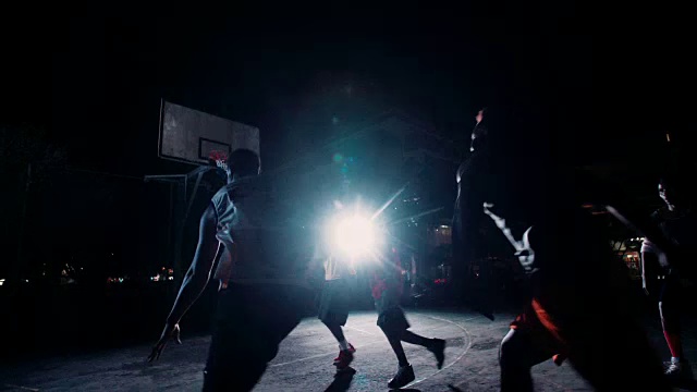 详情图-夜间在法庭上打球的篮球运动员