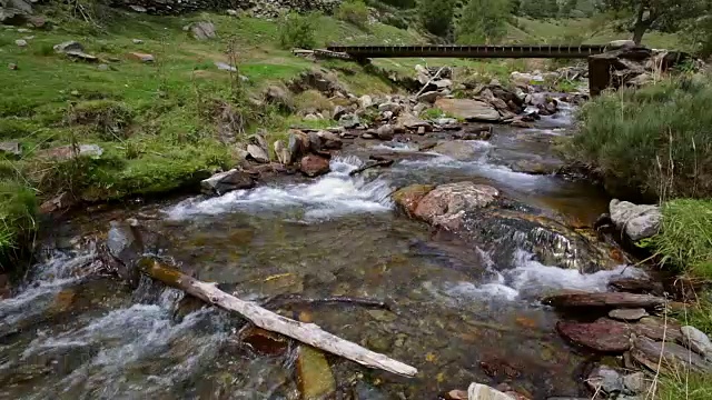 山河与旧人行桥。时间流逝