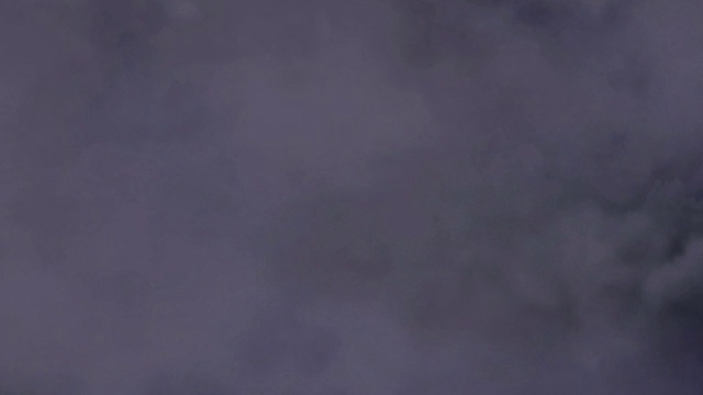 飞机平稳地飞过一场猛烈的雷雨，雷电交加