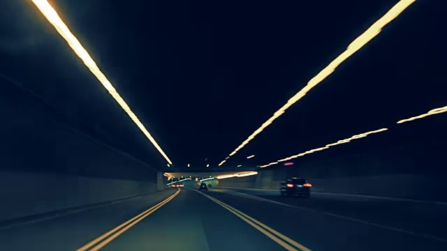 在高速公路上的一个隧道里，汽车行车记录仪的时间流逝