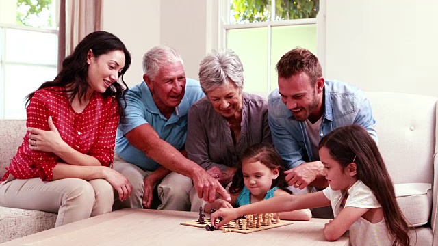 微笑家人下棋