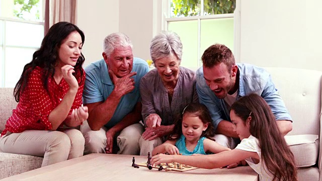 微笑家人下棋