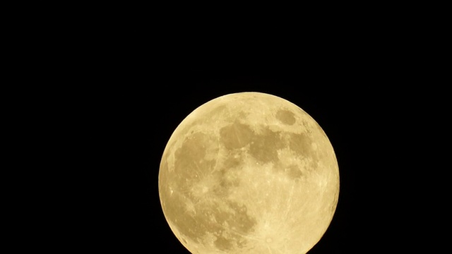 在夜空中移动的满月