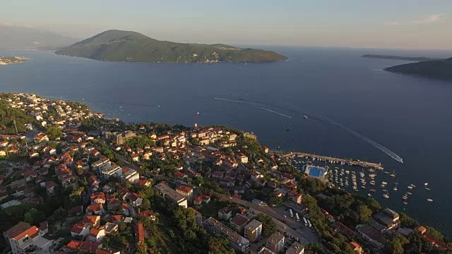 从赫尔塞格·诺维进入科托尔湾和黑山港口的空中全景图