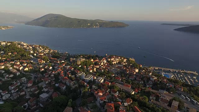 鸟瞰图Herceg Novi进入科托尔湾和海港，黑山