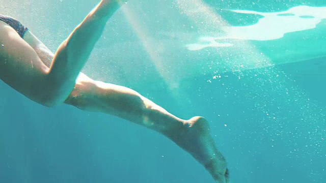 详情图-美女在水下游泳