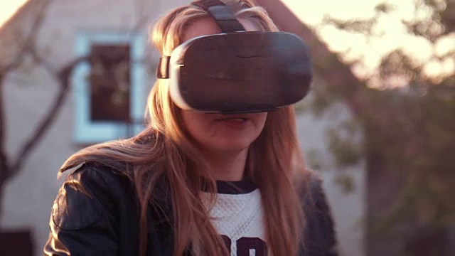 詳情圖-年輕女子使用VR頭盔