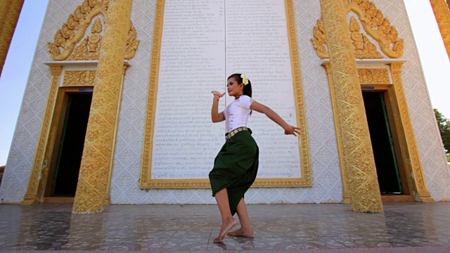美丽的亚洲女孩在寺庙表演柬埔寨民间舞蹈
