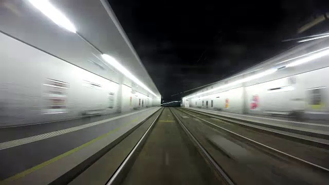 维也纳地铁沿着轨道行驶的画面
