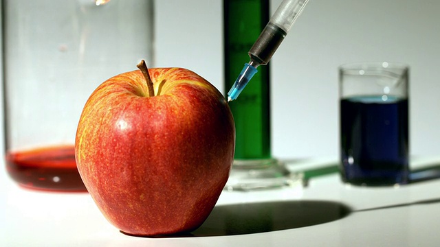给苹果注射化学药品的注射器