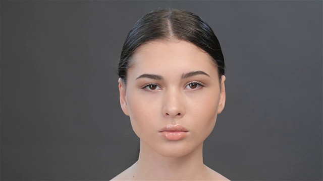 近距离的女人睁开了她的眼睛