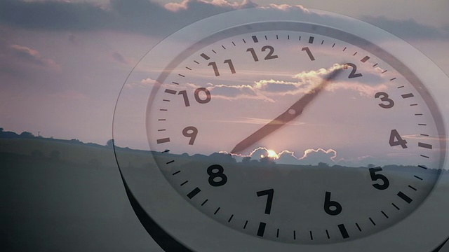 时钟滴答作响，夕阳西下