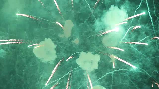 庆祝焰火在夜空伴随着人们的鼓掌声和欢呼声。