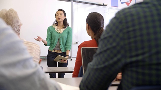 参加成人教育课程的女性亚洲教师