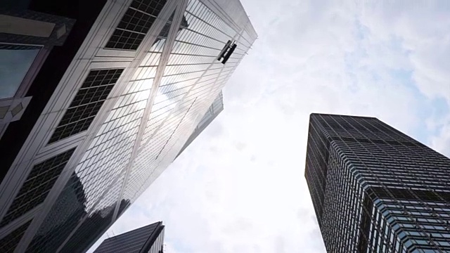 摩天大楼从底部看天空背景。商务区抽象的金融建筑