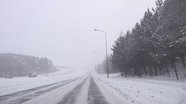 大雪天气下，高速公路上车辆行驶状况模糊危险。