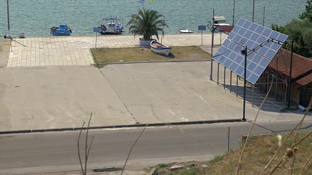 沿海城市的太阳能电池板