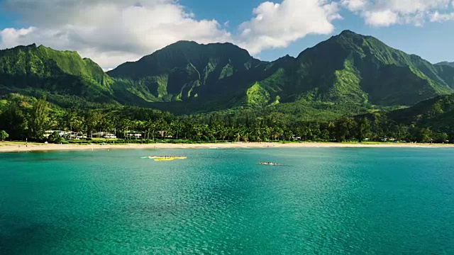 詳情圖-鳥瞰圖飛過夏威夷獨木舟向美麗的綠色山脈和