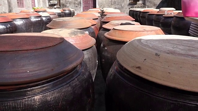生黑豆与盐在砂锅中发酵制成酱油
