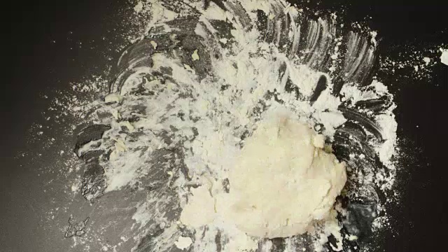 詳情圖-延時拍攝:在桌上揉面團(tuán)