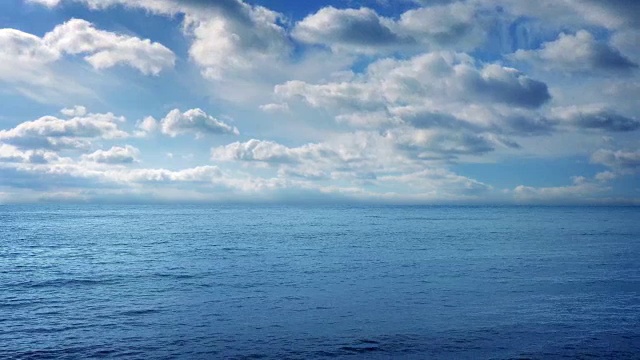 在晴朗的日子里，大海和蓝天