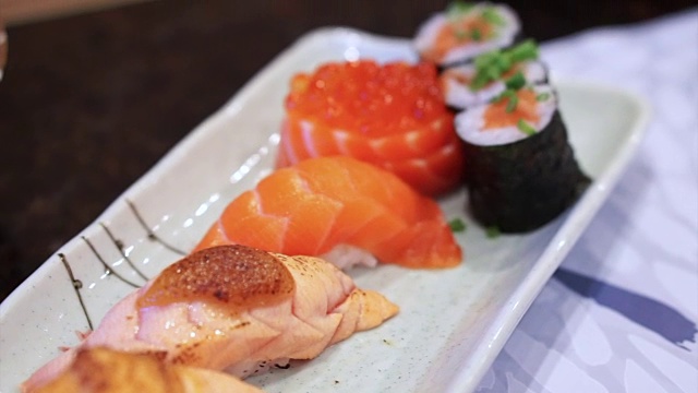 日本料理套装:三文鱼手握寿司套装、武衣、味噌、鱼卵和寿司