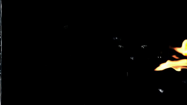 详情图-足球头盔上的火焰打破玻璃