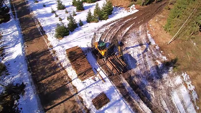 雪地上森林收割者的鸟瞰图