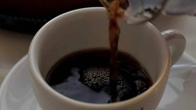 詳情圖-將咖啡倒入杯中