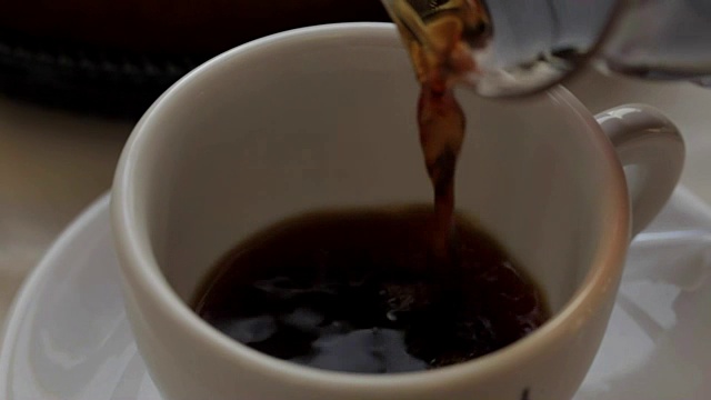 詳情圖-將咖啡倒入杯中