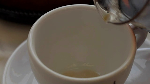 詳情圖-將咖啡倒入杯中