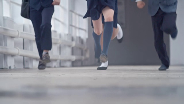 詳情圖-匆忙的學(xué)童