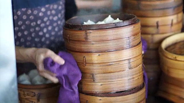 蒸点心，竹制托盘，不同层次的传统中国食物