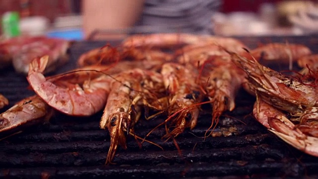 烤海鲜。全景虾，鱼，海鲜串