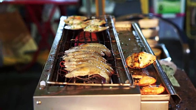 海鲜烧烤，美味的摊位食品在泰国海滩出售