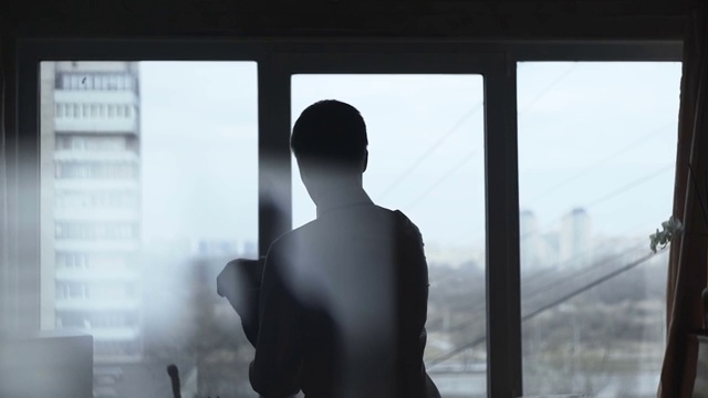 靠窗穿西服的男人