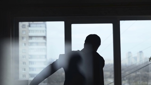 詳情圖-靠窗穿西服的男人