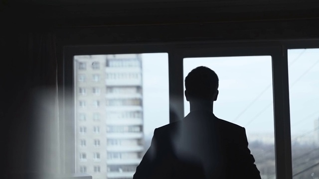 詳情圖-靠窗穿西服的男人