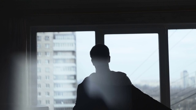 詳情圖-靠窗穿西服的男人