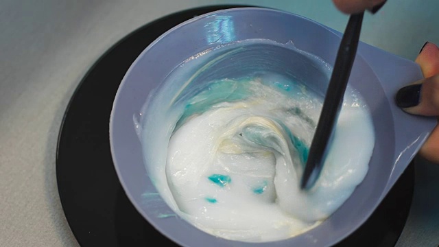 美容院的发型师防止染发。使用专业的组件和组件