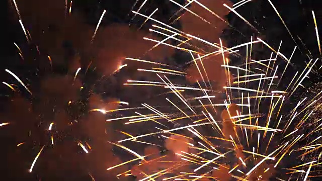 烟花在天空中爆炸