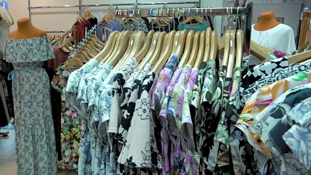 一家服装店卖满了夏装