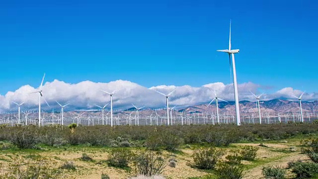 时间流逝-风力涡轮机与美丽的Cloudscape