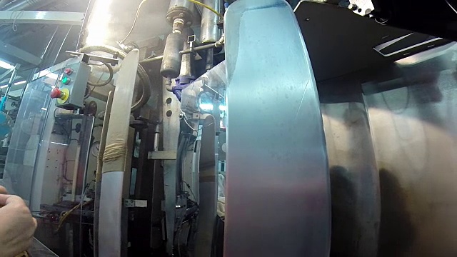 在极端高温条件下努力工作的女性
